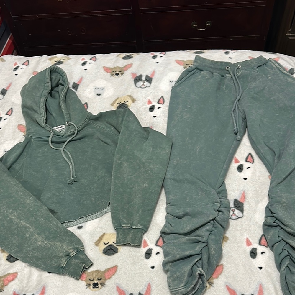 Fashion Nova Green Joggers with Relaxed Fit and Elastic Cuffs
